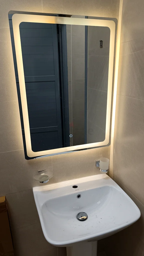 مرآة حمام عصرية بإضاءة خلفية LED - مثالية للمساحات الفاخرة!63185757908611112