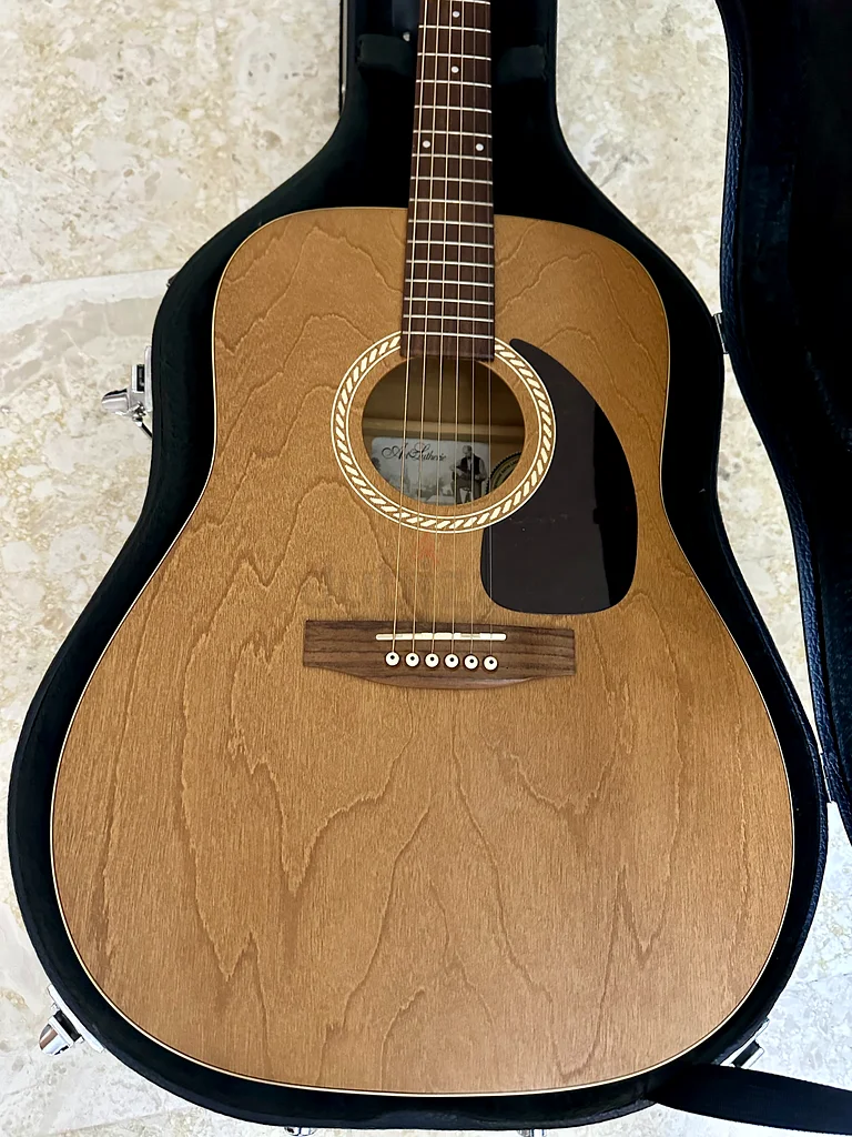 غيتار كلاسيكي كهربائي من Art Lutherie مع علبة صلبة63173865192450113