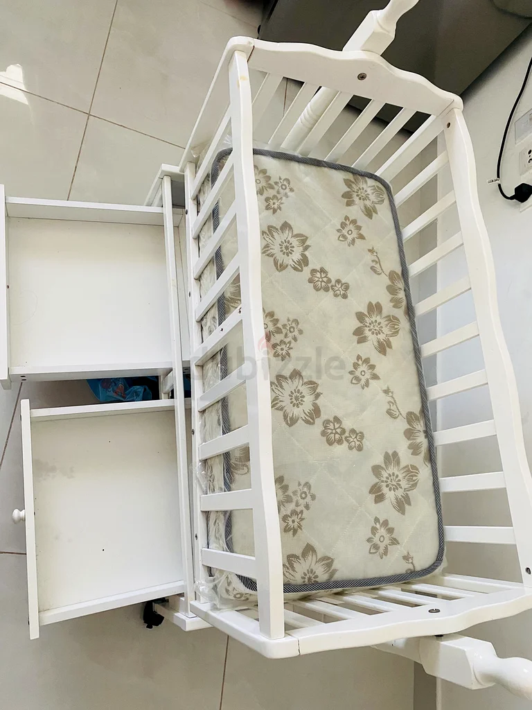Baby cradle with bed price negotiable urgent sale63205890343682111