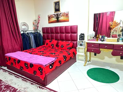 Stylish King Size Bed with Pattern Bedding Head