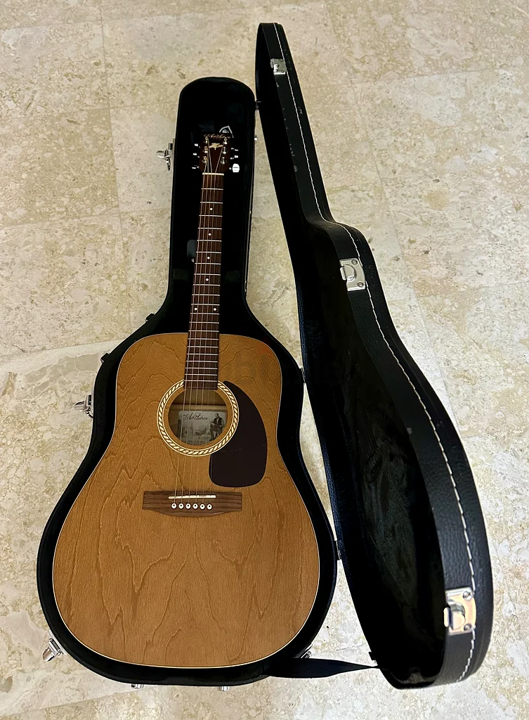 غيتار كلاسيكي كهربائي من Art Lutherie مع علبة صلبة63173865192450111