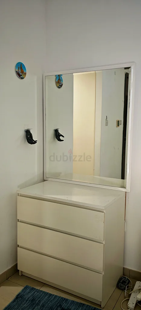 أيكيا تشيستر مع مرآة63187691328130112