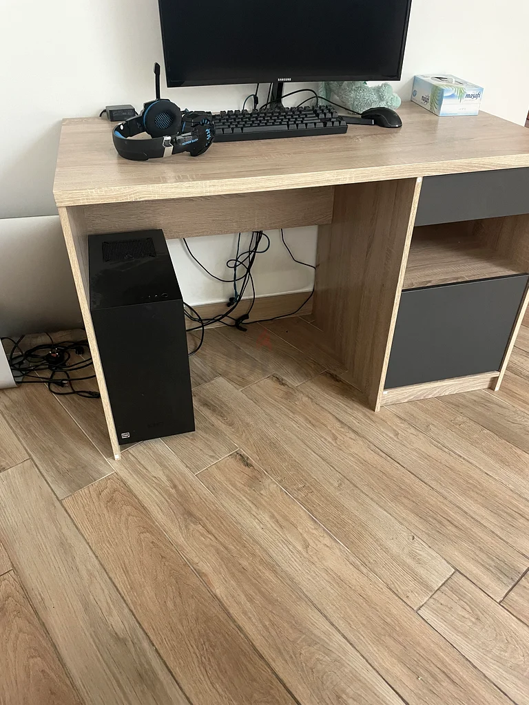 Computer table/ desk63219826995201111