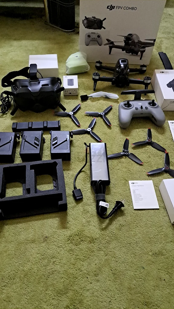 Dji fpv drone combo new with all accessories63234612317698111