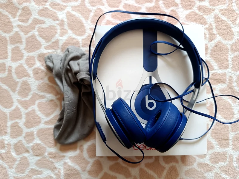 سماعات رأس من Beats ذات لون أزرق63166181431427111