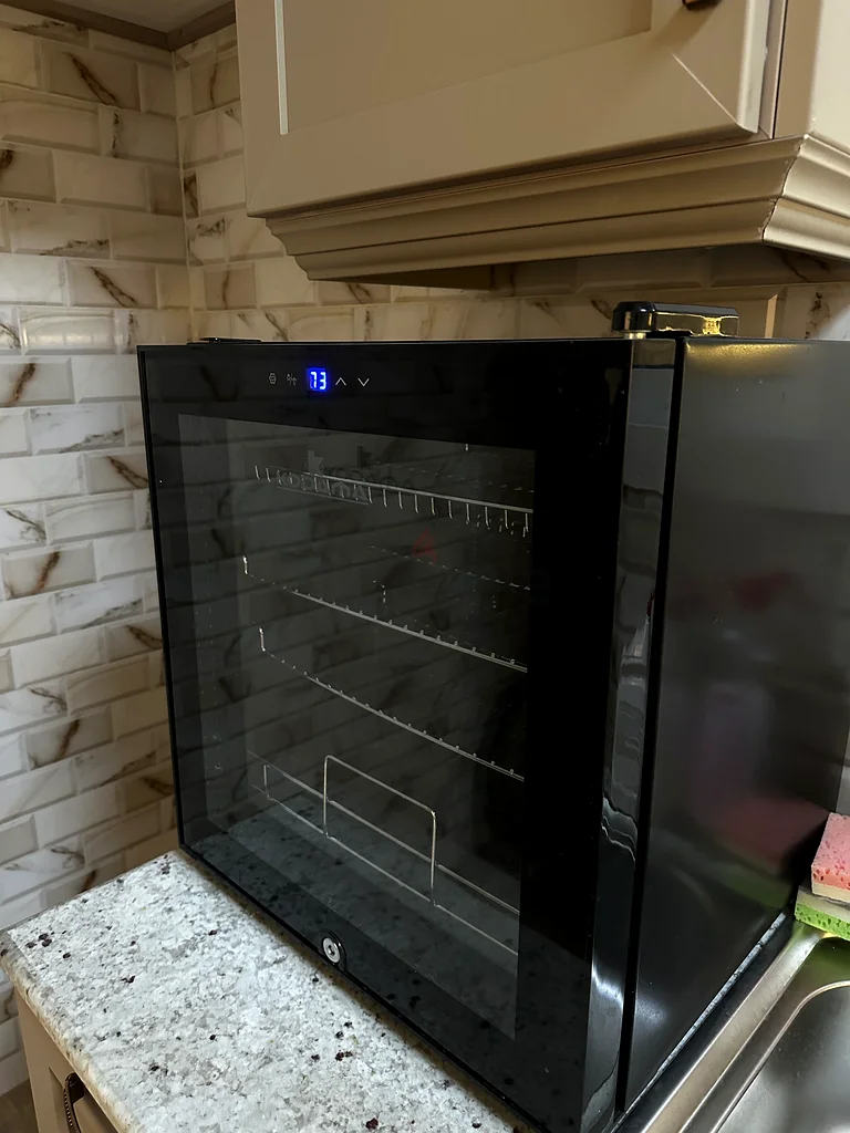 Premium Black Refrigerator - Spacious and Modern Design!632545031381791111