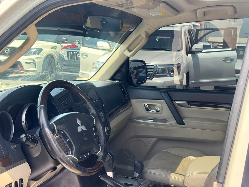 باجيرو 2010 كامل الأوشن، لون أبيض، GCZc، سيارة كالين63135975941121114