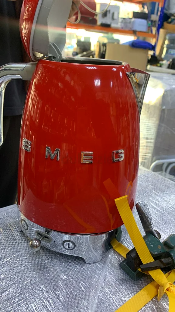 Vintage Red SMEG Kettle – A Touch of Retro Elegance!632545021666571123