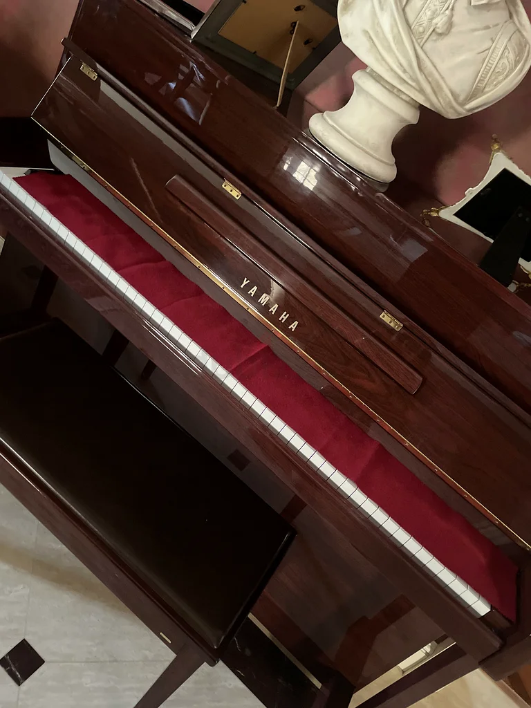 Yamaha Upright Piano – Excellent Condition63206383347074111