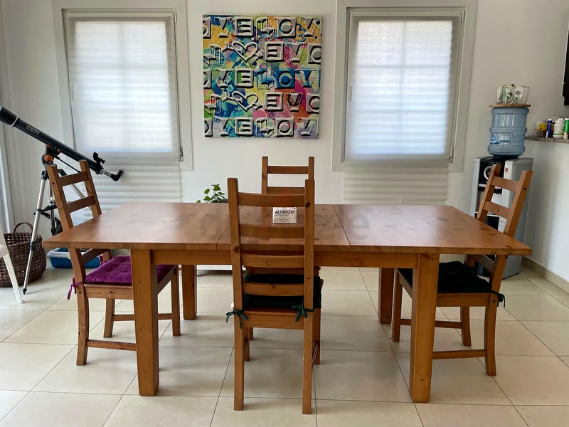 Wooden dining table good condition63180361153155111
