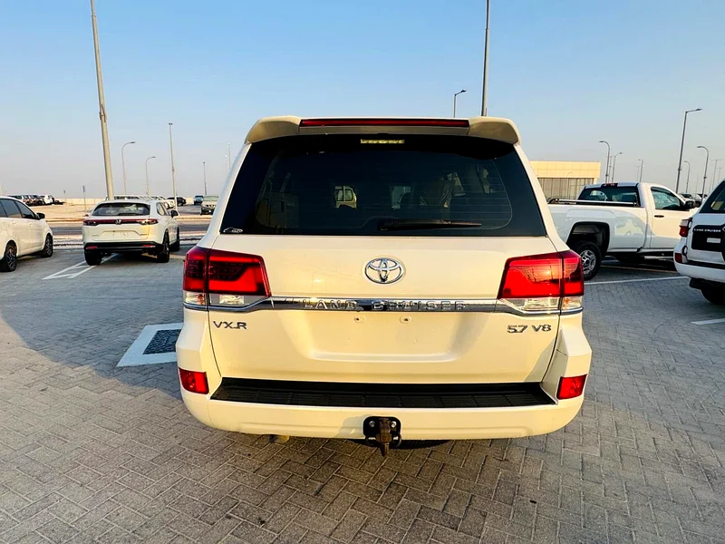 تويوتا لاندكروزر VXR  خليجي الفطيم موديل 202163140190865538114