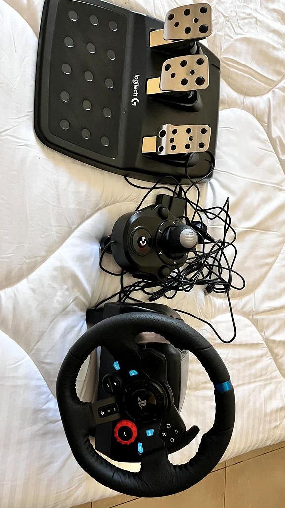 Gear with residents from Logitech company, G29, clean and used for only two weeks.63228827729539116