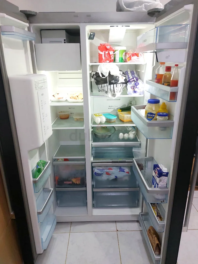 ثلاجة بوش باب جنب باب مع موزع ماء وصانعة ثلج باللون الأسود62932695181699111