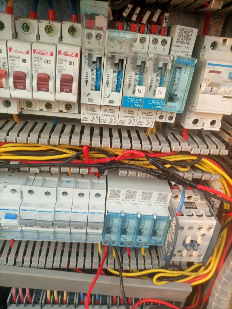 فني كهربائي سباكة طلاء63442796429058112