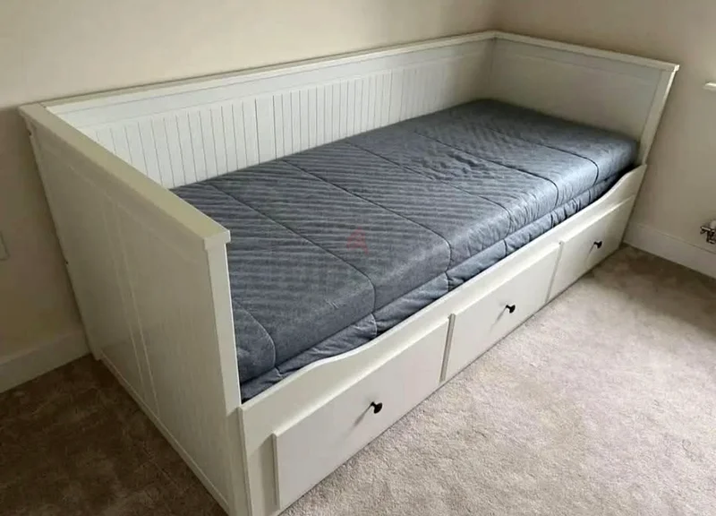 سرير نهاري من ايكيا، طراز هيمنيس، مع فراشين من ايكيا63216351684737111
