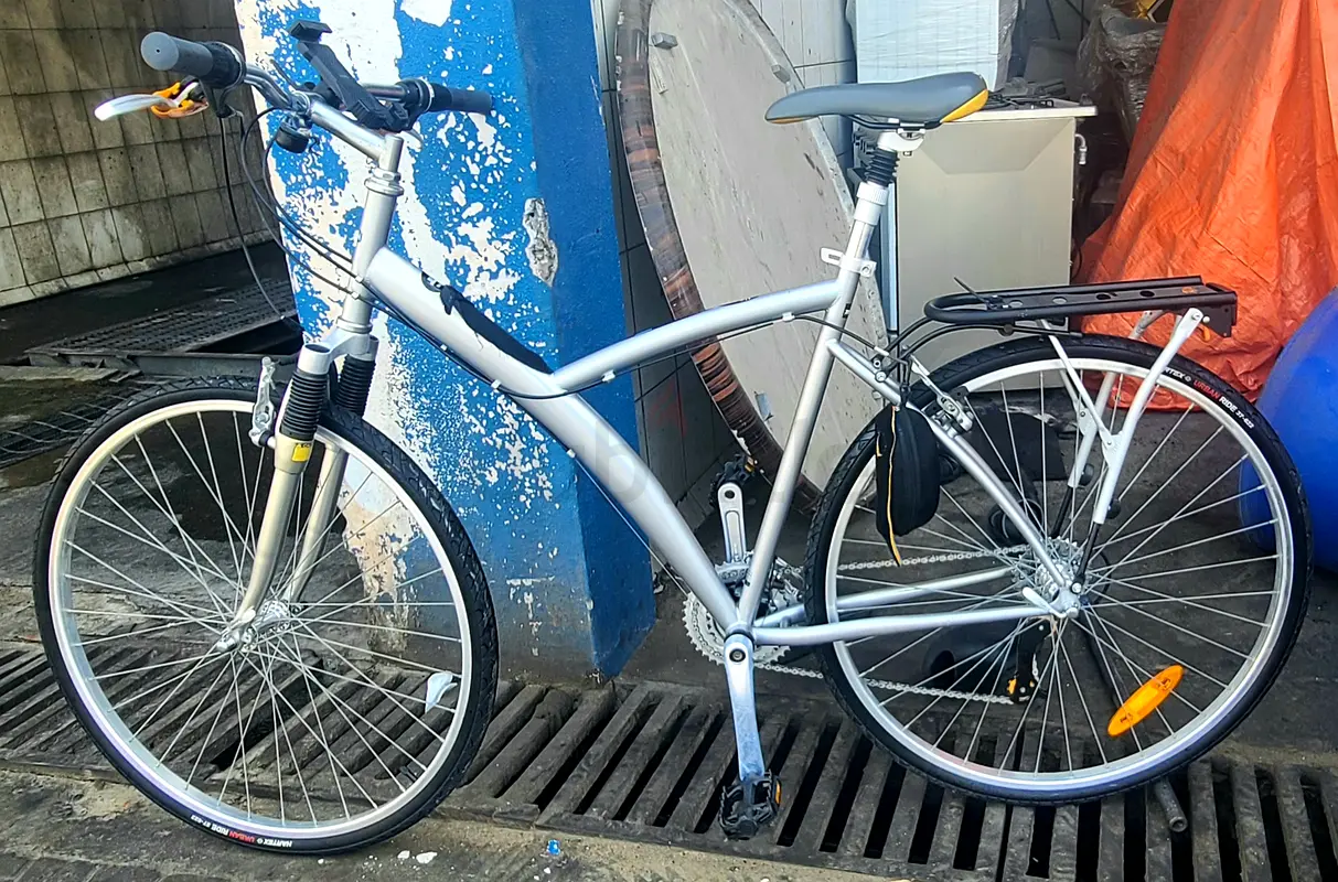 Stylish Silver Hybrid Bike - Perfect for City Rides!