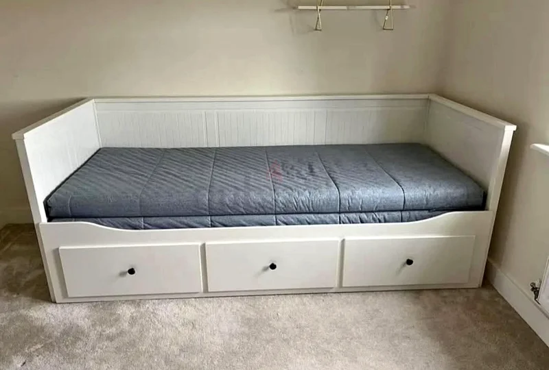 سرير نهاري من ايكيا، طراز هيمنيس، مع فراشين من ايكيا632163516847371118