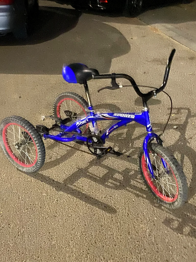 A blue three-wheeled bicycle.632457146528021111