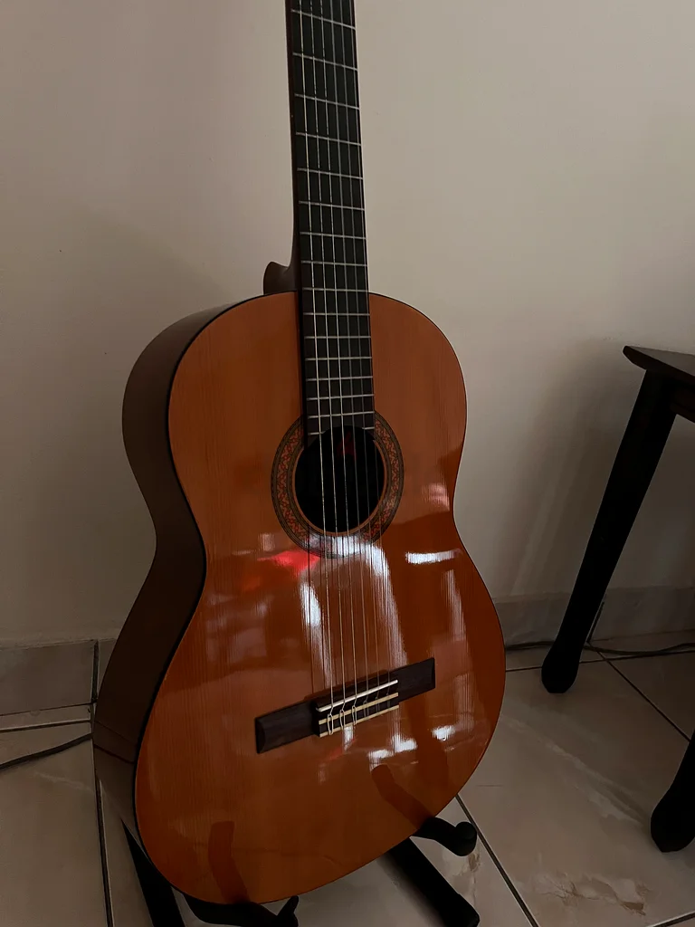 Yamaha C40 Guitar with guitar stand and strap bag63201681159554112
