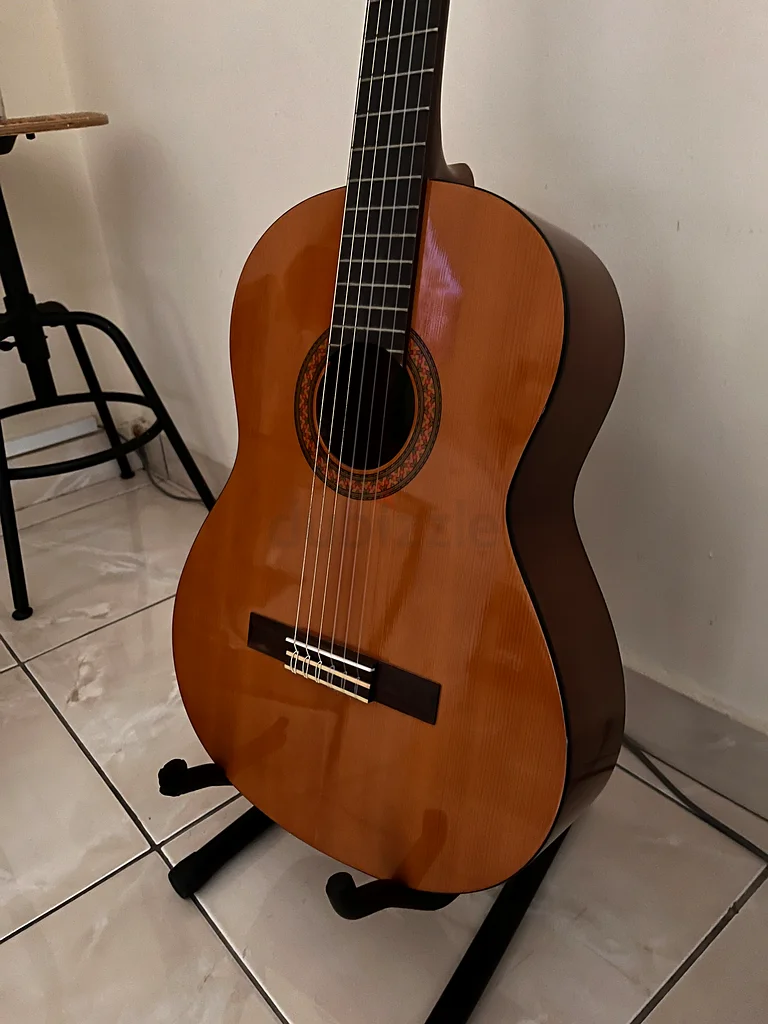 Yamaha C40 Guitar with guitar stand and strap bag63201681159554111