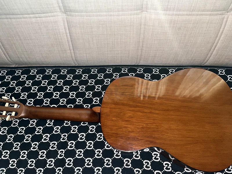 Yamaha C40 Guitar with guitar stand and strap bag63201681159554114