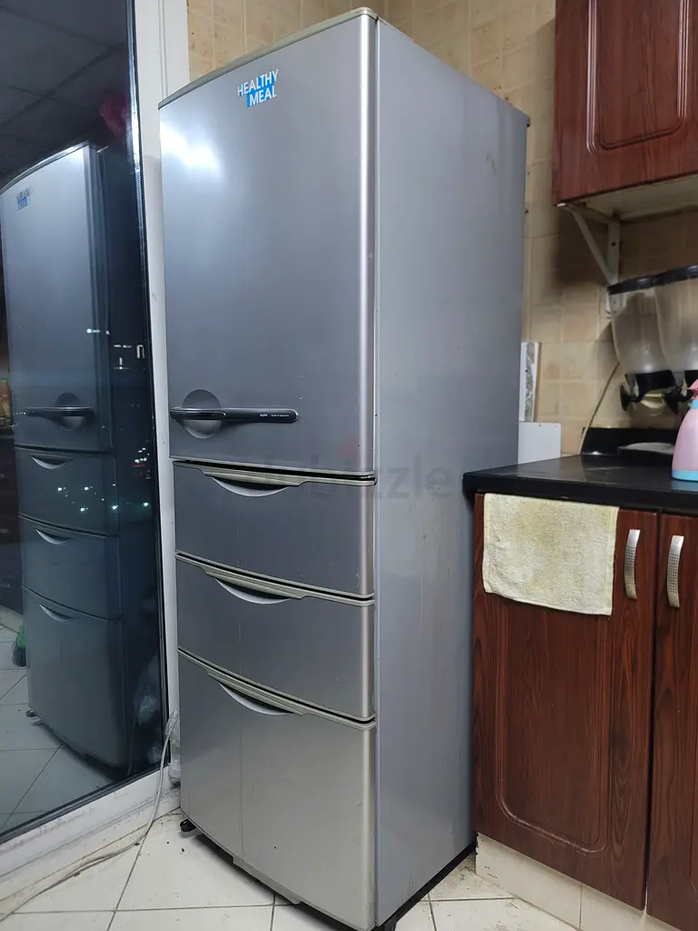 ثلاجة فضية واسعة للبيع