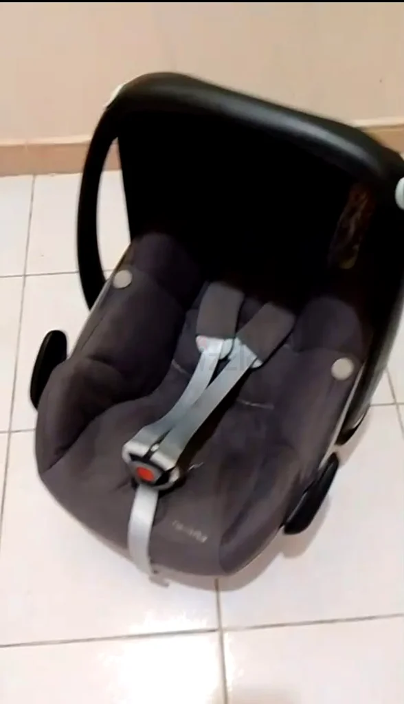 مقعد سياره للرضع بحاله ممتازه من maxi cosi63203187180931111