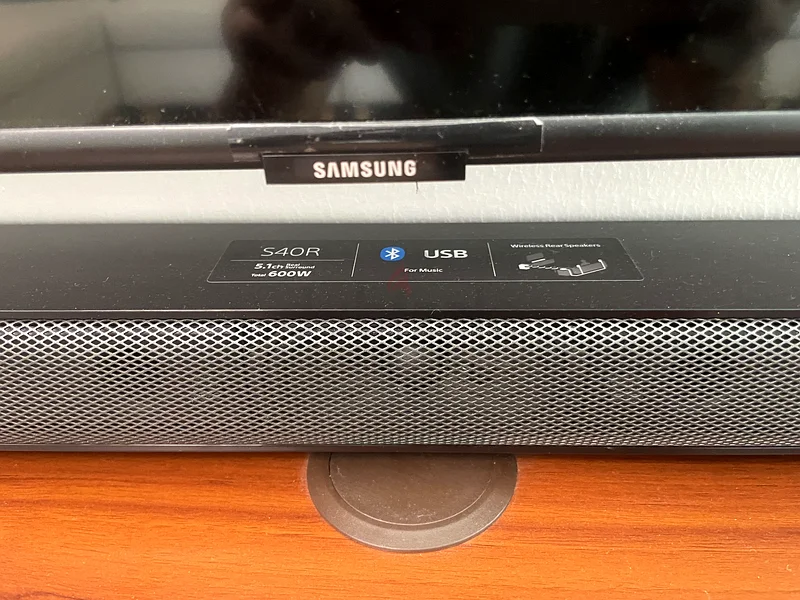 كونسول وسائط حديث من سوني S40R بتصميم فريد63262399668611112