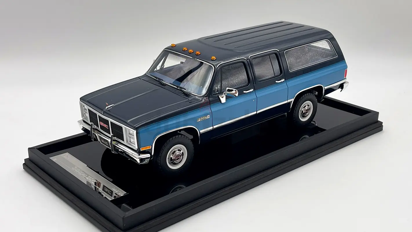 Old school GMC SUBURBAN 2500 1:18