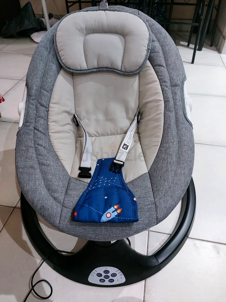 Almost New baby swing63197139861378110