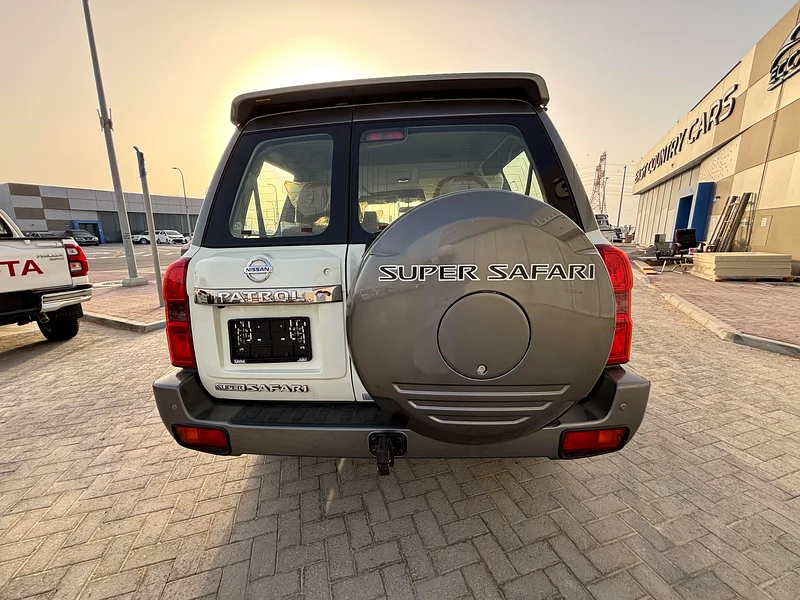 Nissan Patrol Super Safari Automatic Gulf model63139706464130112