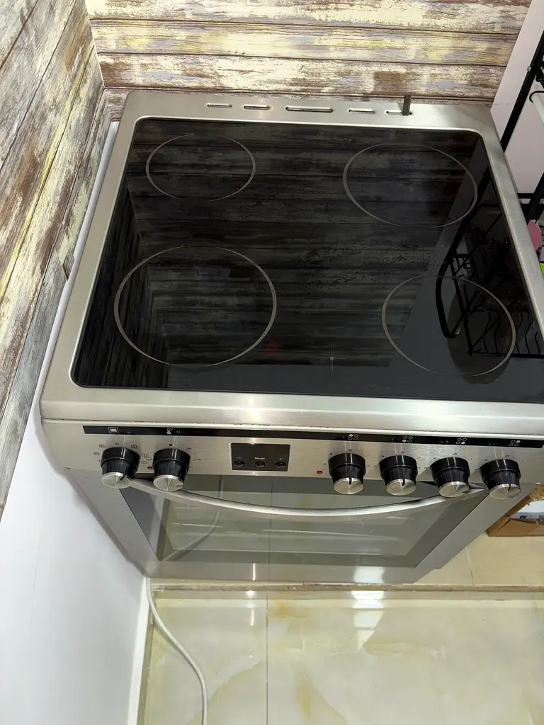 Fairly used electric cooker for sale. Still in perfect working condition