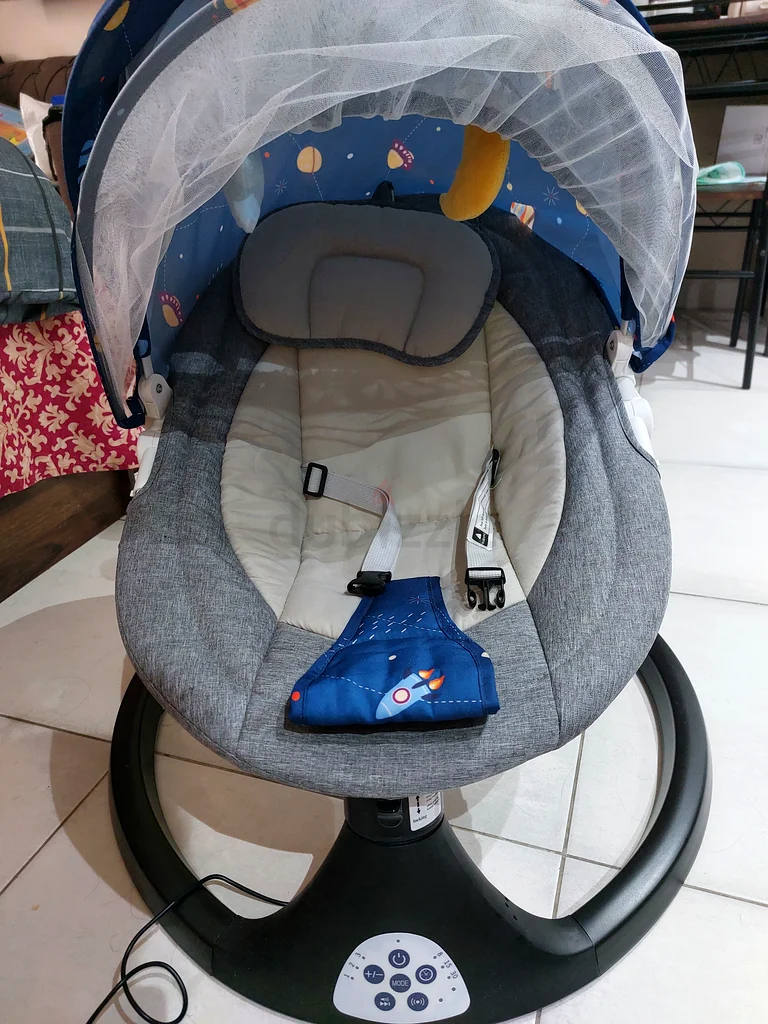 Almost New baby swing63197139861378112