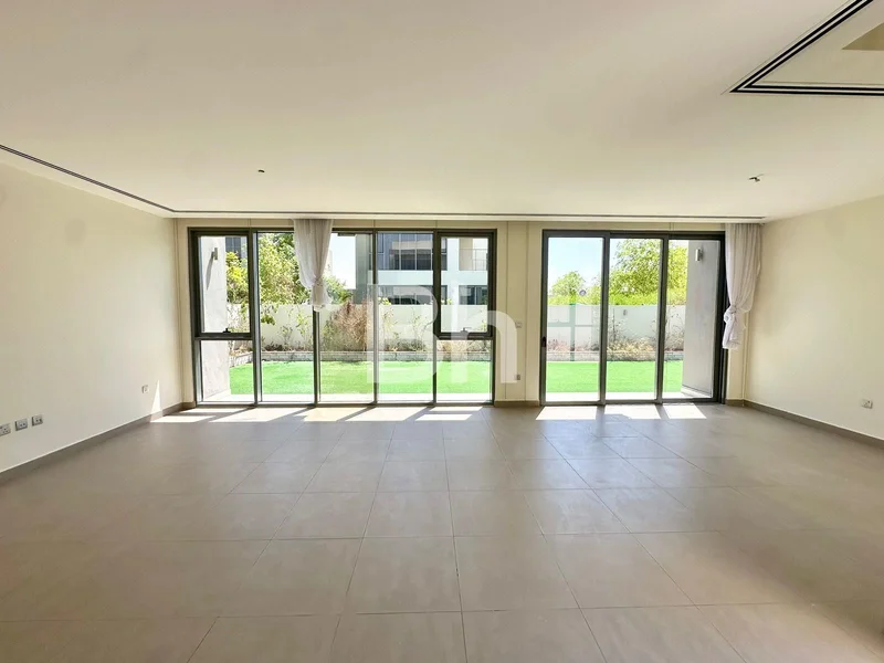 Corner Unit | Vacant | Prime Location62894202681857111