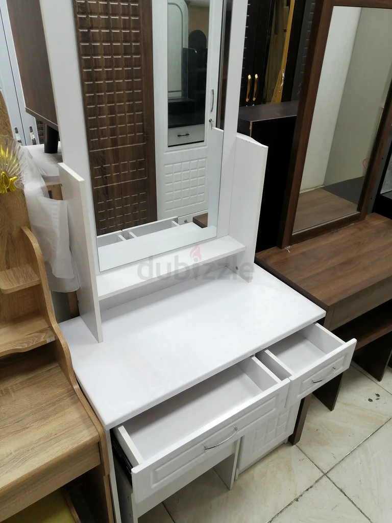 طاولة تزيين بيضاء بالكامل63219339985153112