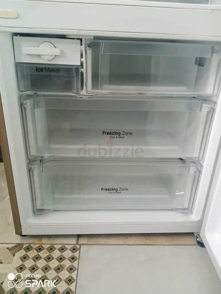 Modern Refrigerator with Ice Maker - Perfect for Your Kitchen!