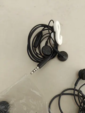 High-Quality 1 pair of Earphones  Perfect for Music Lovers!