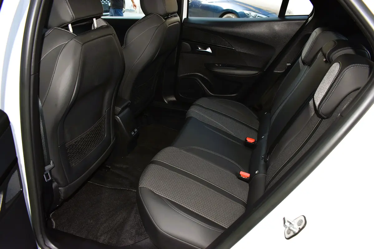 Peugeot e-2008 2023