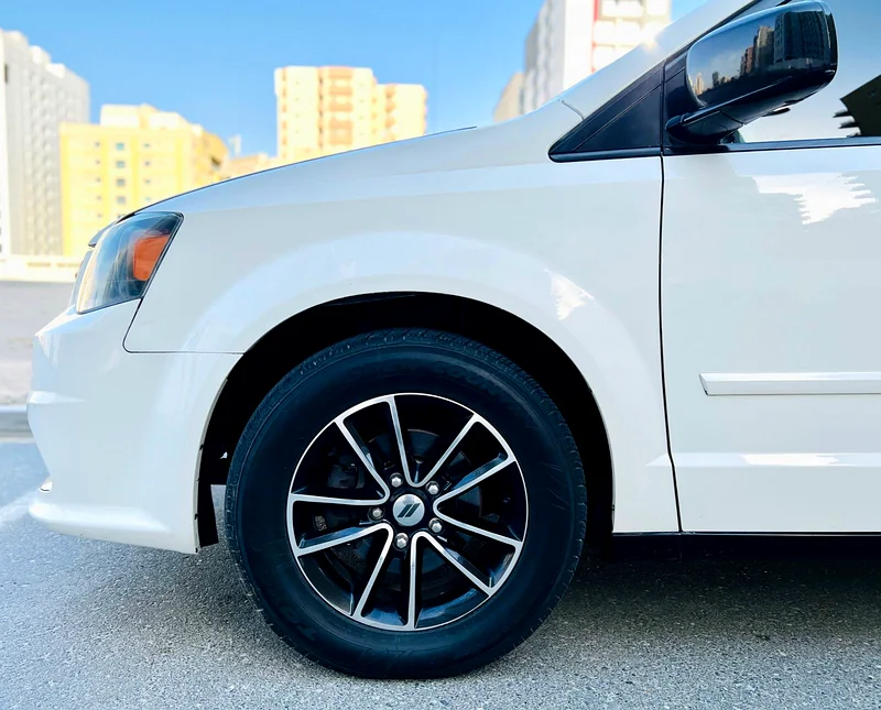 A Very Clean DODGE CARAVAN 2020 White AMERICAN SPECS 7 SEATER Ref. 044963173845953025113
