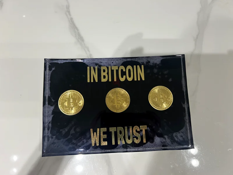 نثق في البيتكوين، الذهب الأسود، رف طاولة، ديكور جداري يدوي رائع، زينة فنية برسومات جرافيتي63176642661250113
