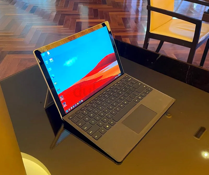 جهاز Surface Pro 6 - معالج Core i7 الجيل الثامن - 8 غيغابايت/256 غيغابايت - مع لوحة مفاتيح - شاشة تعمل بدقة 4K باللمس - قابل للفصل62863816002689111