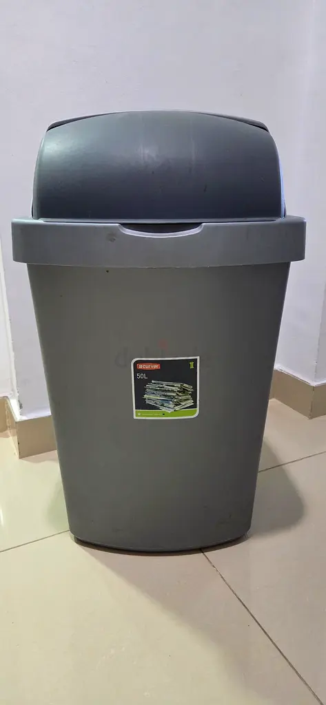 Plastic trash can