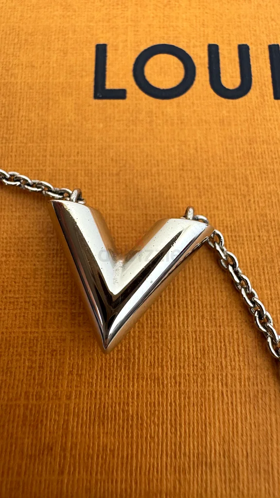 Louis Vuitton Essential V Supple Necklace dubizzle