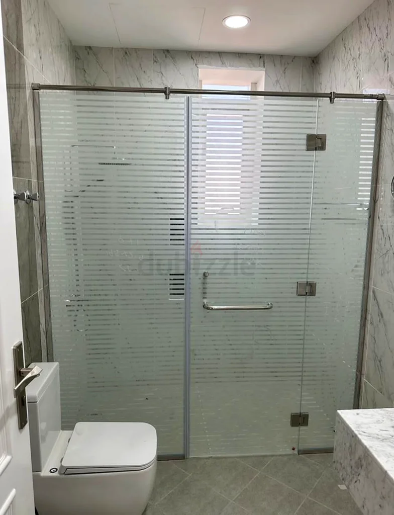 We handle all glasswork, including doors, fixed units, bathroom partitions, mirrors, and maintenance services.63182774541570112