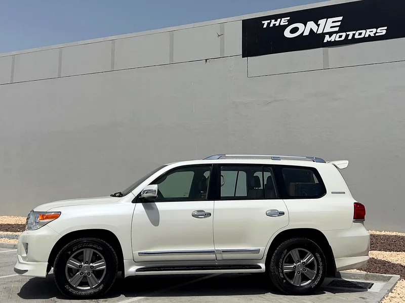 TOYOTA LAND CRUISER 5.7 PREMIUM EDITION 2015 GCC63140687671938112