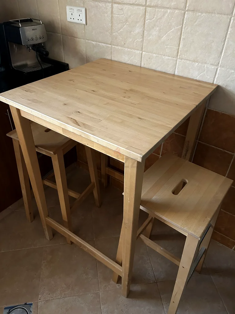 طاولة بار من ايكيا مع كرسيين صغيرين632203232583711111