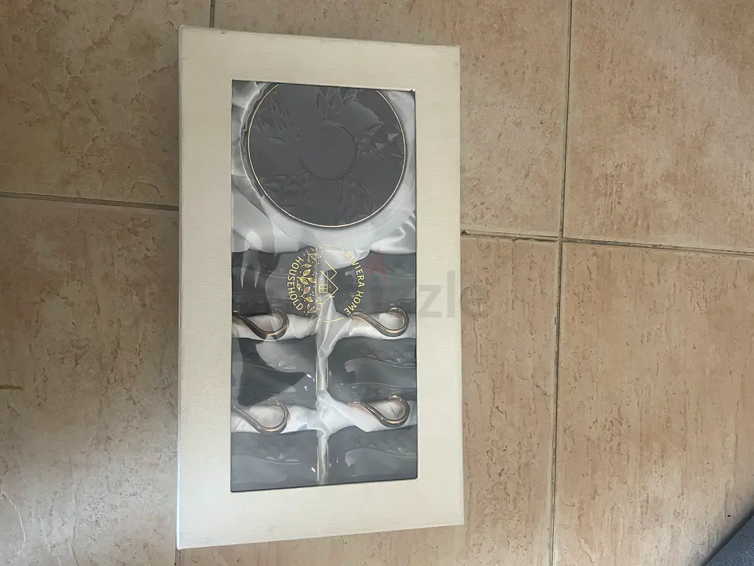 Tea set with 6 cups and 6 plates63215871713282111