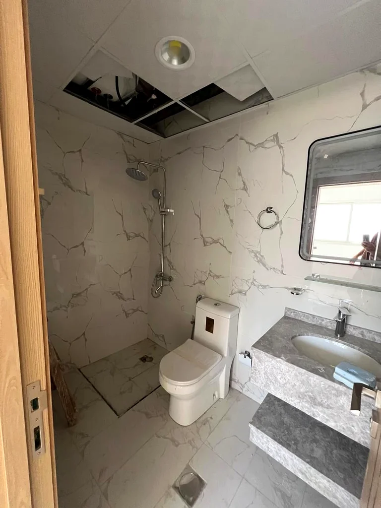One bedroom, one hall and two bathrooms62868795803779114