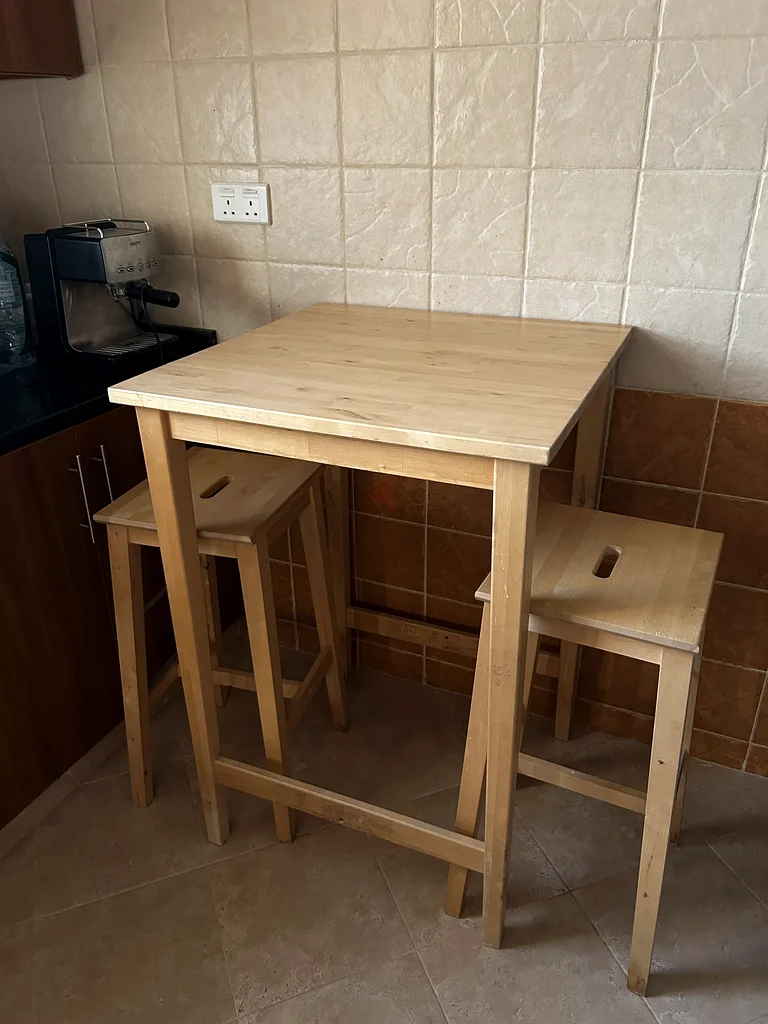 طاولة بار من ايكيا مع كرسيين صغيرين63220323258371111