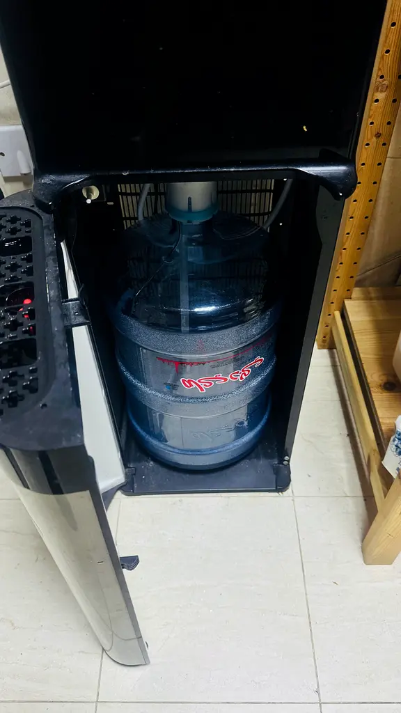 Water dispenser63247753703938112